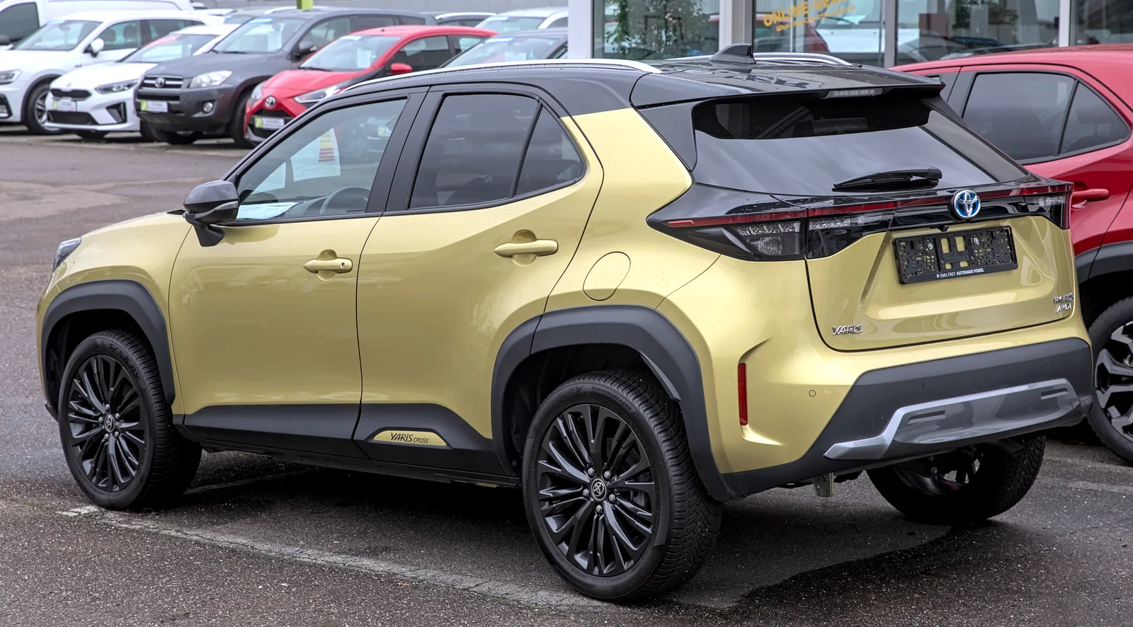 Toyota Yaris Cross hybride 2023 avant salon SUV hybride rechargeable comparatif 2026