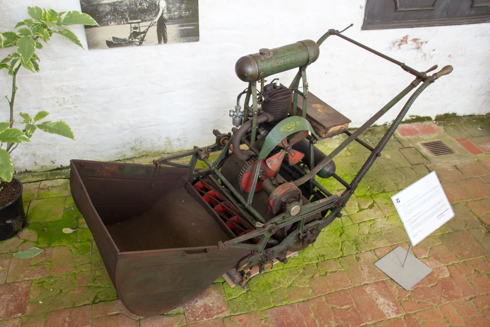 Tondeuse à moteur 2 temps ATCO vintage avec moteur Villiers — exemple de machine utilisant un mélange huile essence 1:50