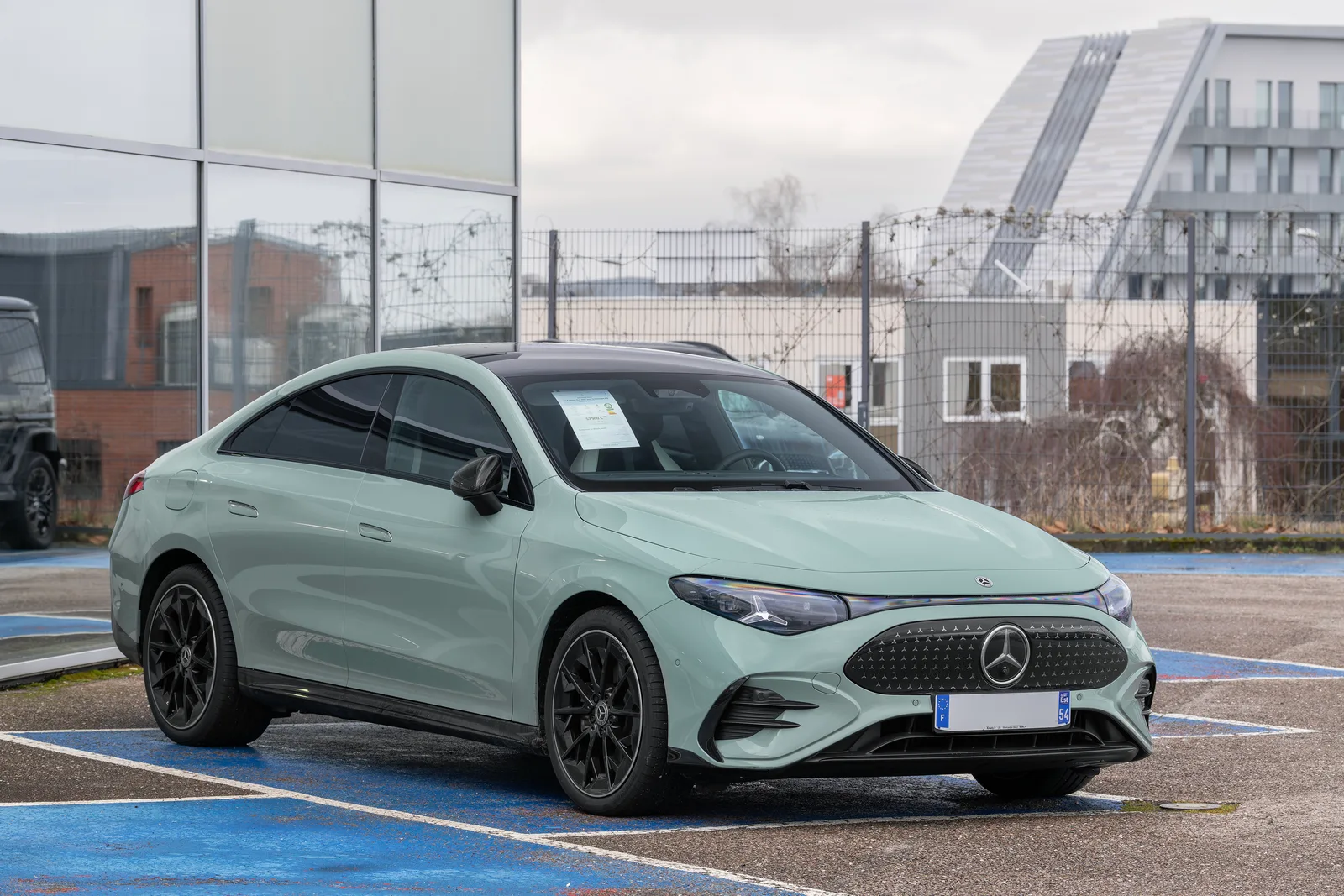 Mercedes CLA électrique 2026 EQ Limited Edition vert menthe trois quarts avant droit parking France