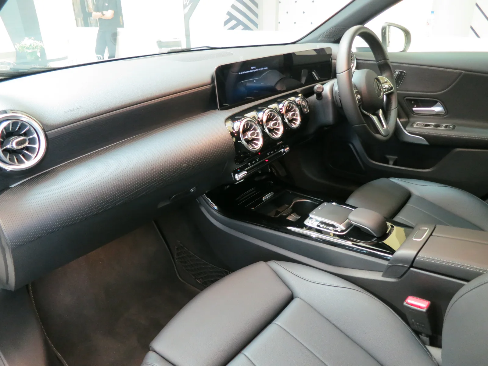 Mercedes Classe A W177 2026 vue intérieure — tableau de bord MBUX dual screen et finition sport