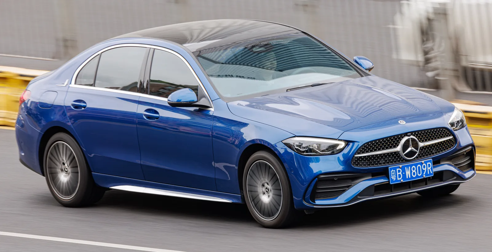 Mercedes Classe C 2026 W206 vue arrière trois quarts berline nuit