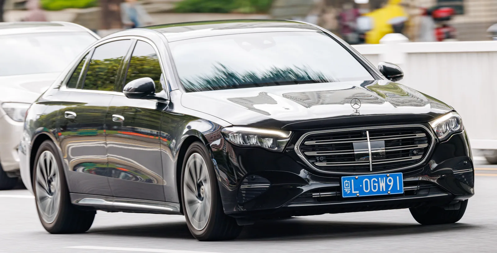 Mercedes Classe E W214 LWB vue de face — finition AMG Dynamic, motorisation hybride rechargeable 2026