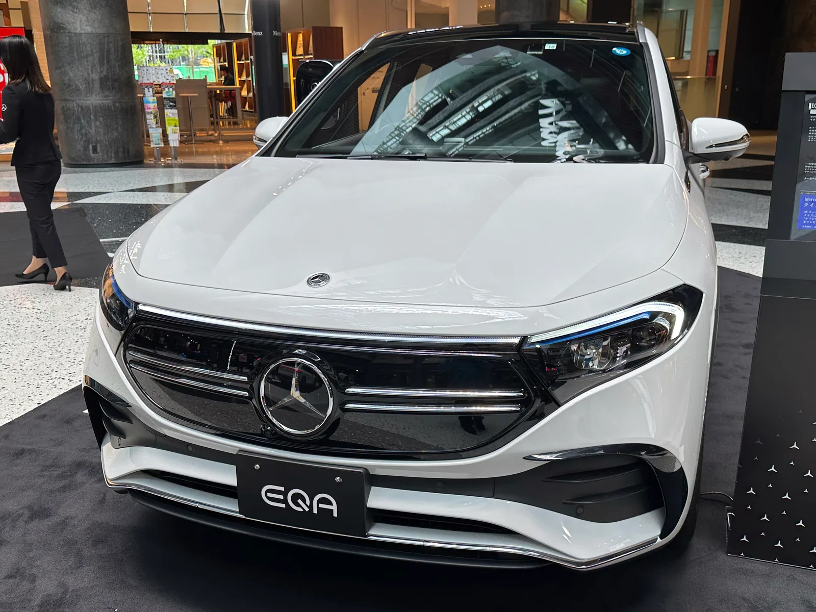 Mercedes EQA 2026 vue de face angle légèrement surélevé blanc
