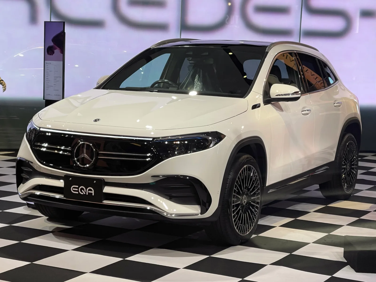 Mercedes EQA 250 H243 face avant blanc prise de vue statique