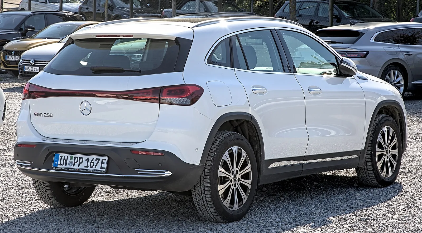 Mercedes EQA 250 blanc vu de trois quarts arrière sur un parking, SUV électrique premium concerné par un rappel batterie