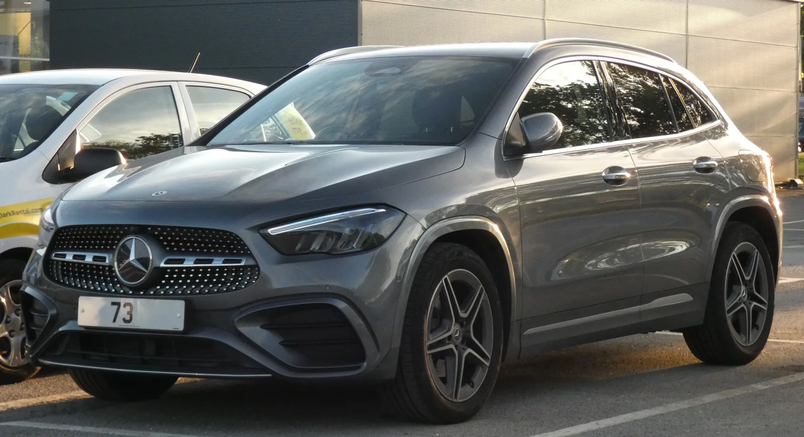 Mercedes GLA 200d 2026 AMG Line gris face avant vue légèrement plongeante
