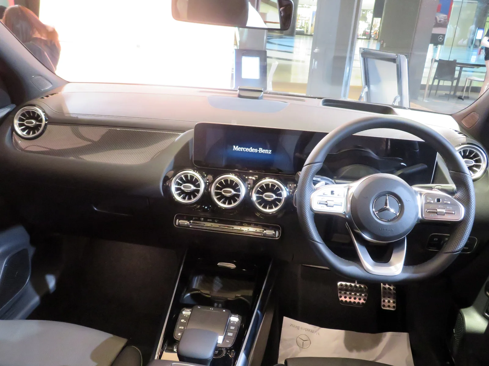 Mercedes GLA 2026 intérieur tableau de bord double écran MBUX