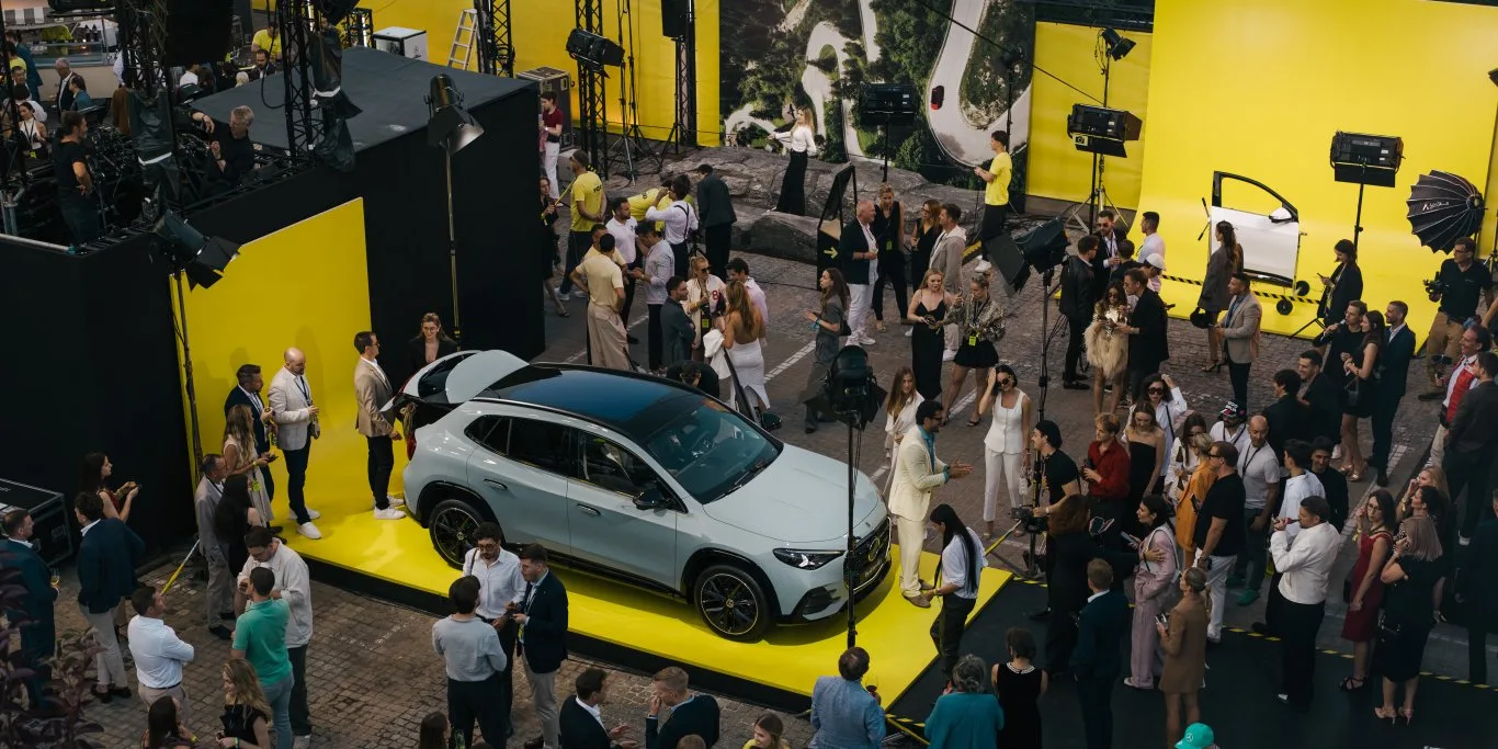 Nouveau Mercedes GLA électrique 2026 blanc vu de trois quarts avant lors de sa présentation