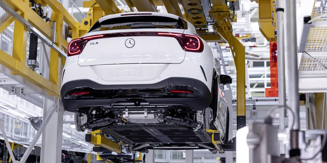 Vue arrière du nouveau Mercedes GLA électrique 2026 blanc sur la chaîne de production de Rastatt