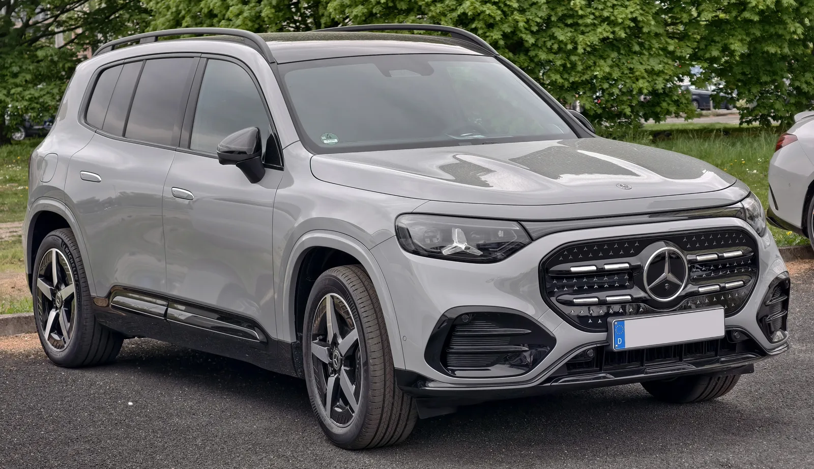 Mercedes GLB 250+ électrique gris AMG Line vu de trois quarts avant, SUV compact 7 places lancé en France au printemps 2026