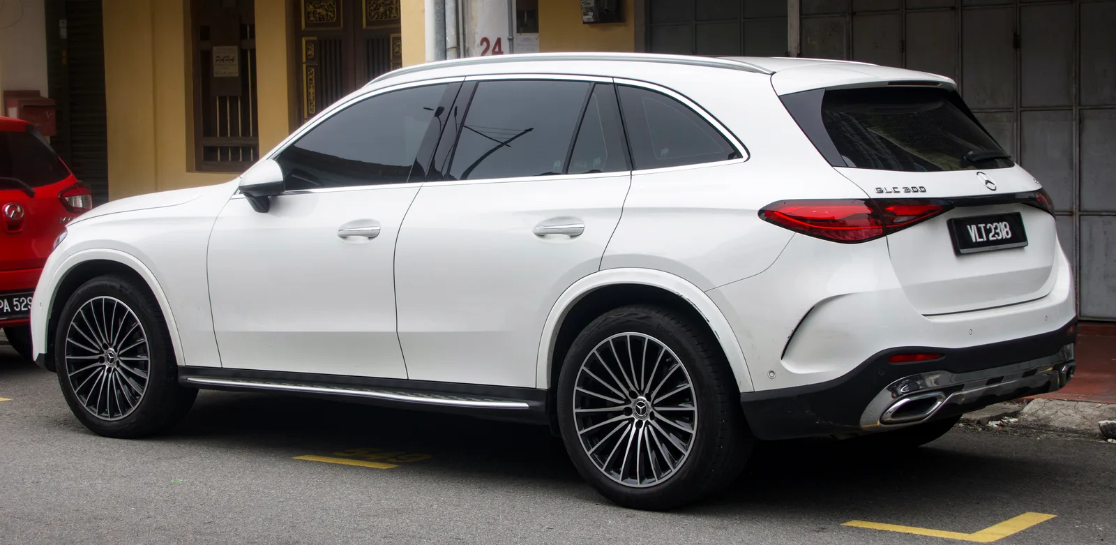 Mercedes GLC 300 4MATIC 2023 vue arrière — coffre 620 L avec hayon électrique de série dès Progressive