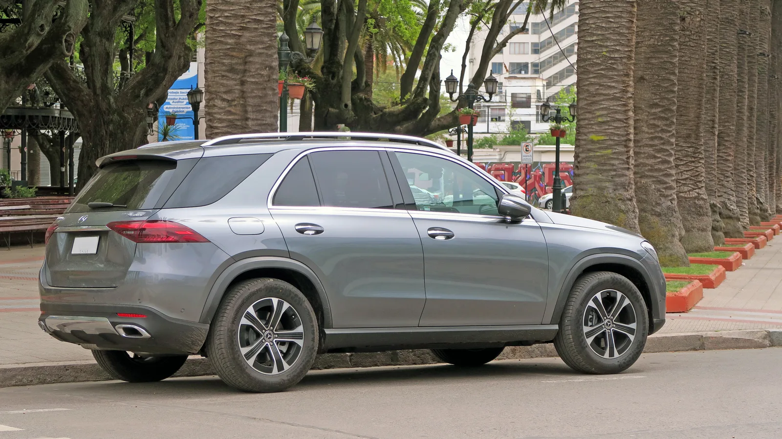 Mercedes-Benz GLE 300d 4Matic 2024 blanc vue avant 3/4 — génération W167 restylée avec face avant affinée
