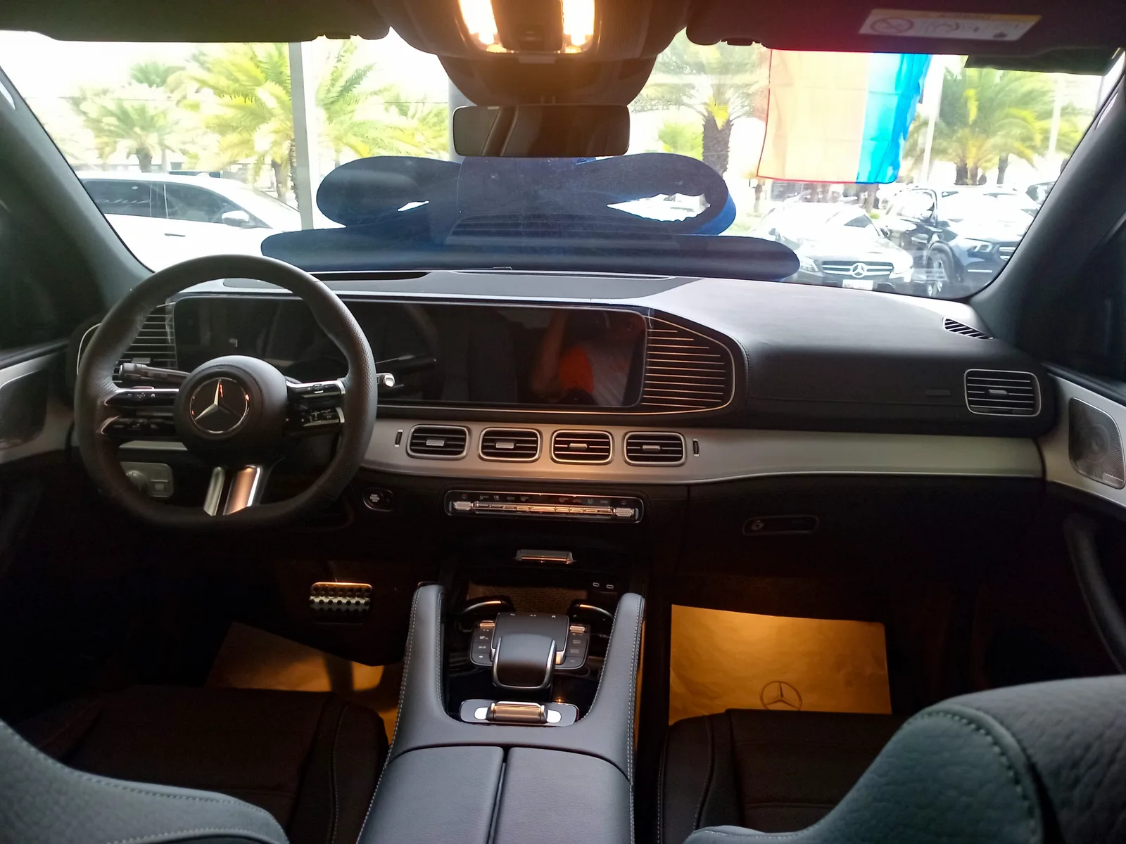Mercedes GLS 2026 intérieur habitacle MBUX Superscreen volant tableau de bord