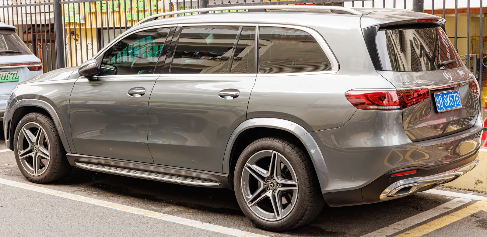 Mercedes GLS 2026 vue arrière trois quarts profil SUV gris jantes AMG