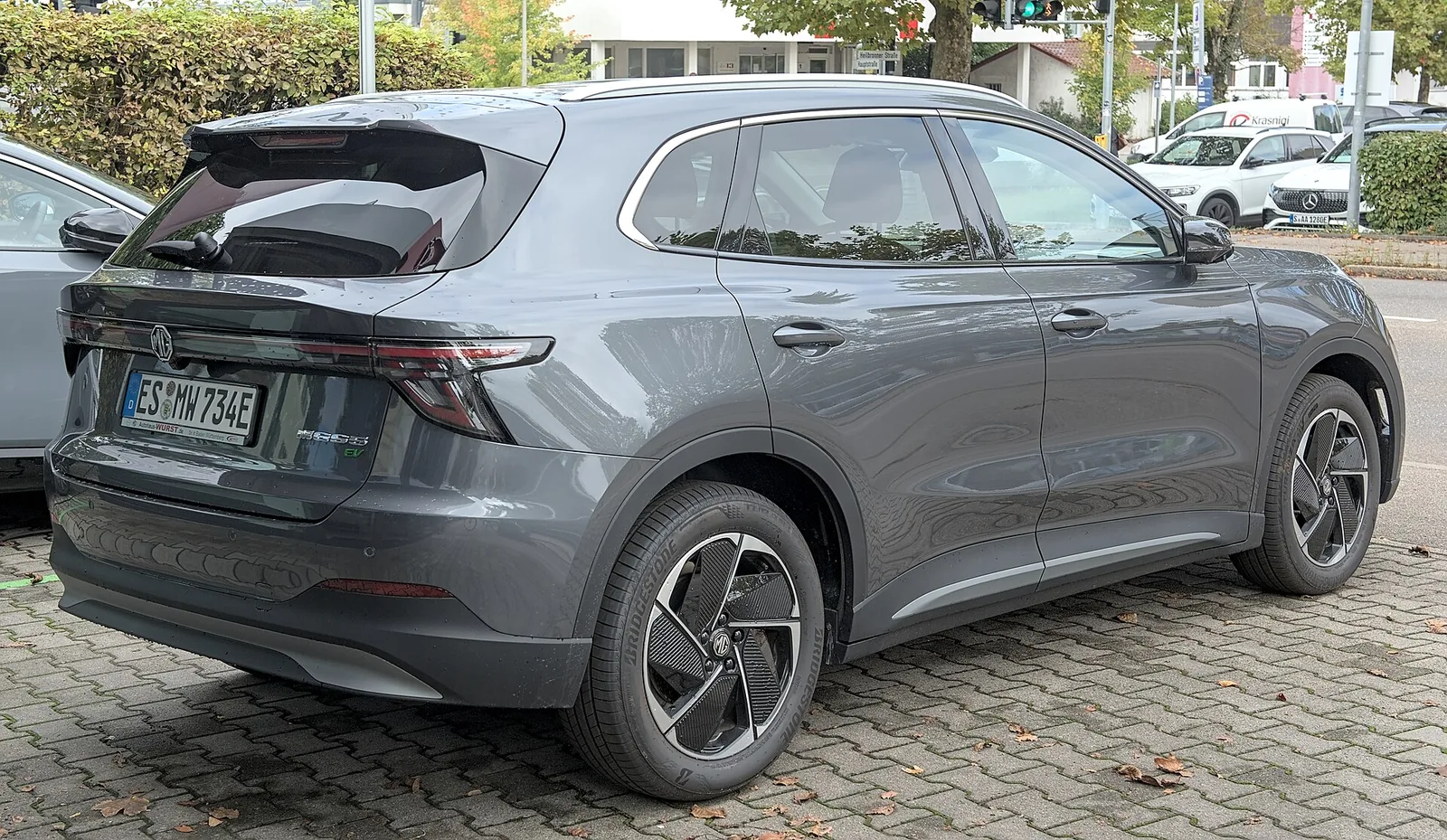 MG S5 EV gris vu de trois quarts arrière sur le parking d'une concession, SUV compact électrique de 4,48 m