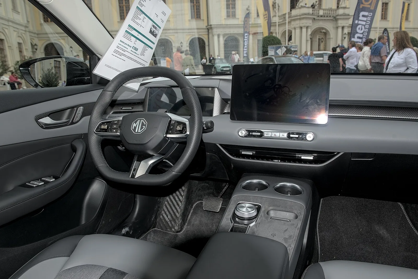 Planche de bord du MG S5 EV avec écran central tactile, instrumentation numérique et sélecteur rotatif sur la console
