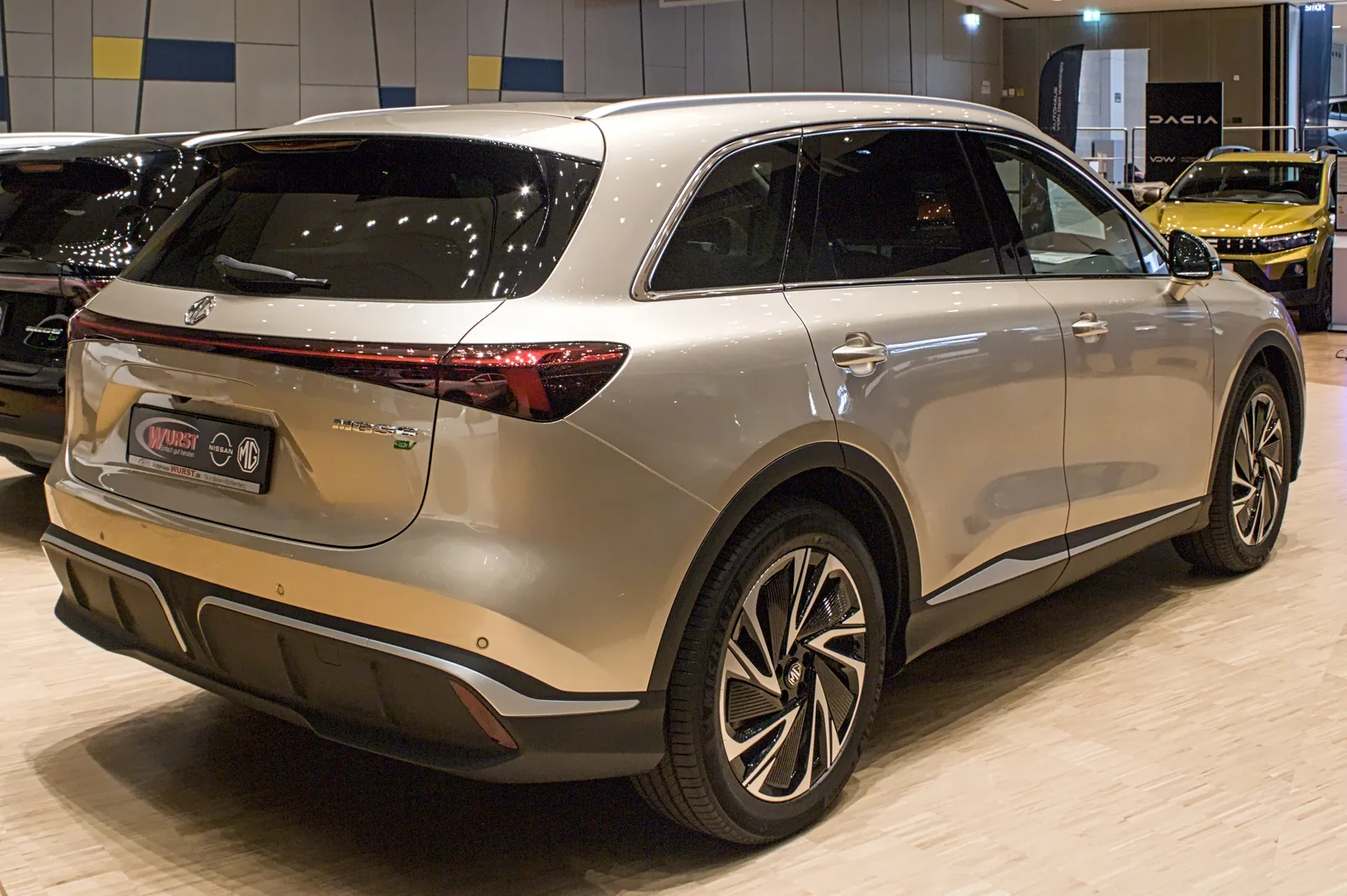 MG S6 EV 2026 vue arrière SUV électrique familial couleur champagne stand salon automobile