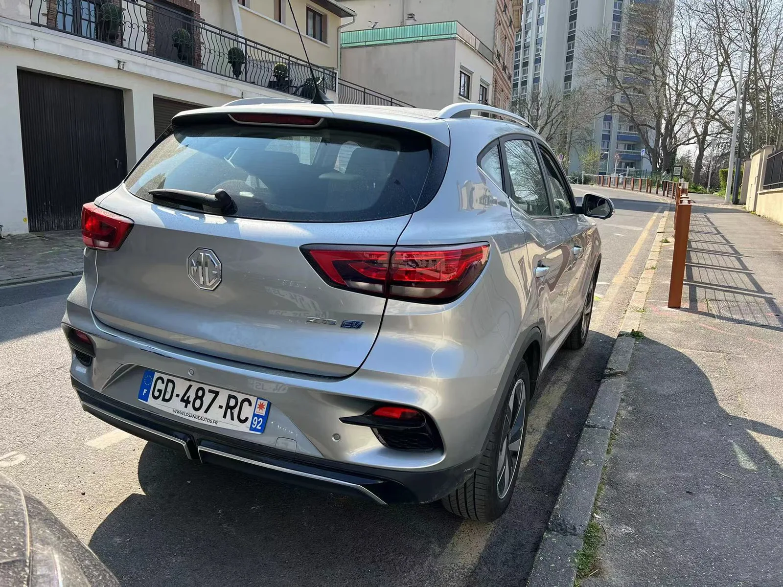 MG ZS EV 2026 vue 3/4 arrière gauche sur route française