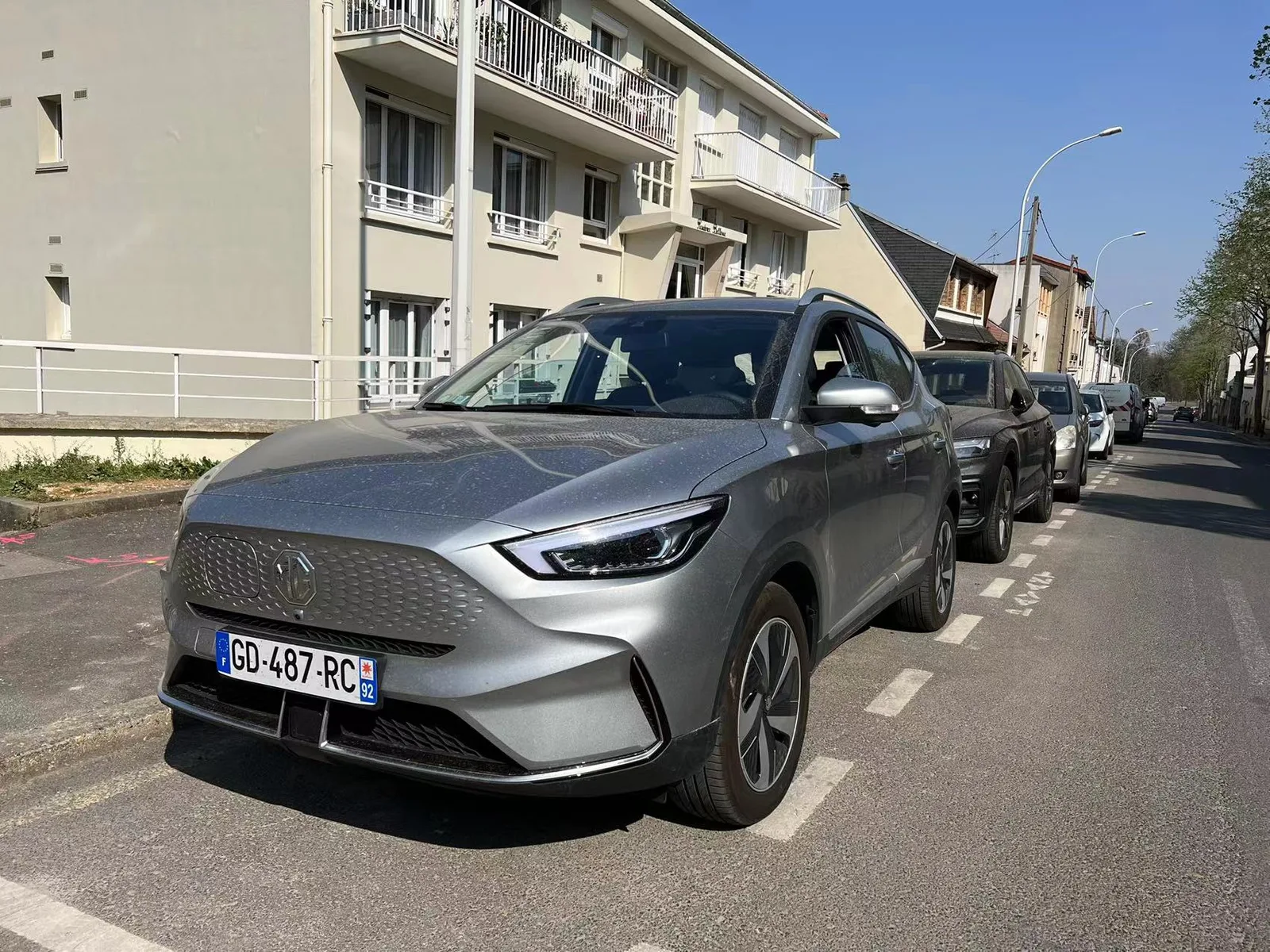MG ZS EV 2026 vue 3/4 avant gauche sur route française