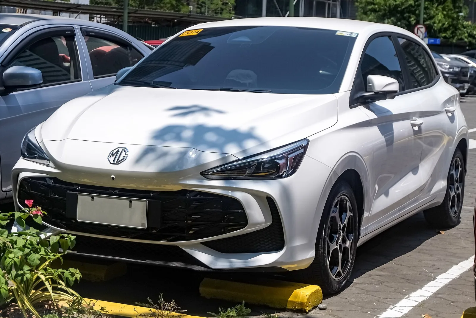 MG3 Hybrid+ blanche stationnée, citadine hybride full hybrid