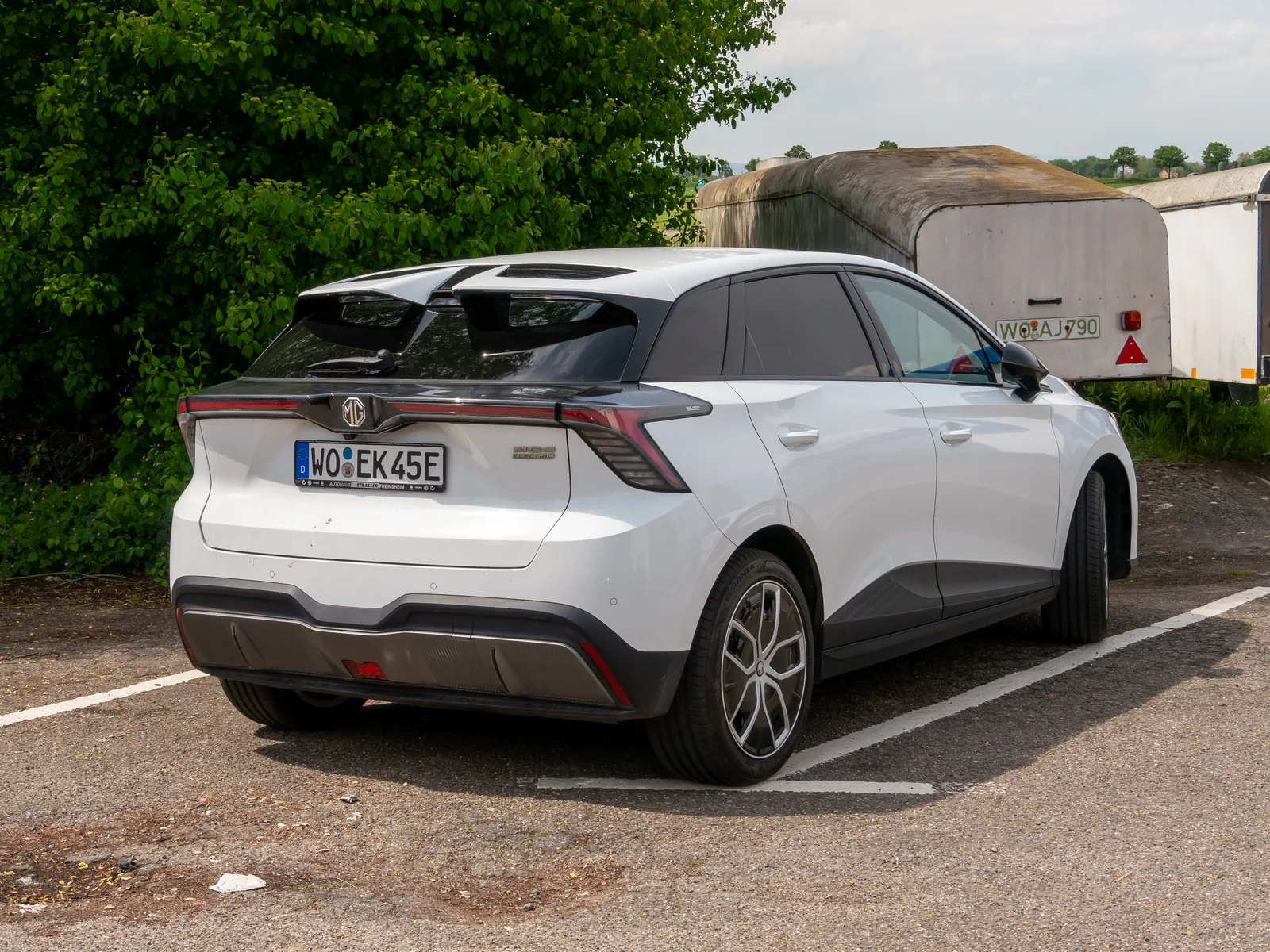 MG4 EV profil et arrière — blanc, rue