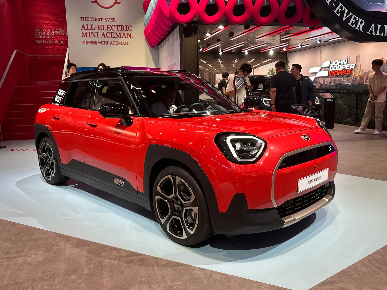 Mini Aceman 2026 vue avant trois quarts SUV électrique compact rouge exposé en salon automobile