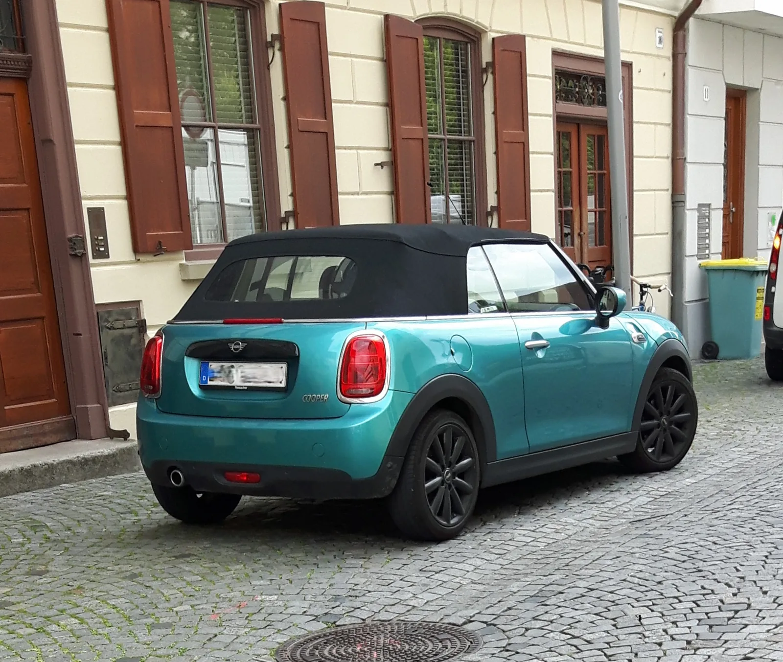 Mini Cooper Cabrio F57 en turquoise — 4 places avec capote souple, modèle 2024