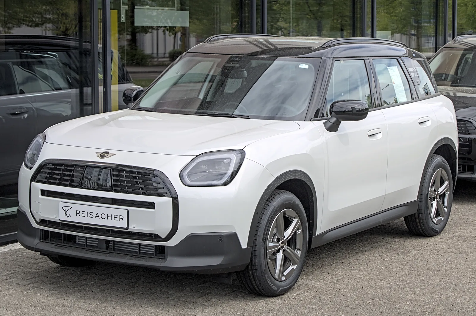 Mini Countryman 2026 blanc extérieur vue latérale parking urban