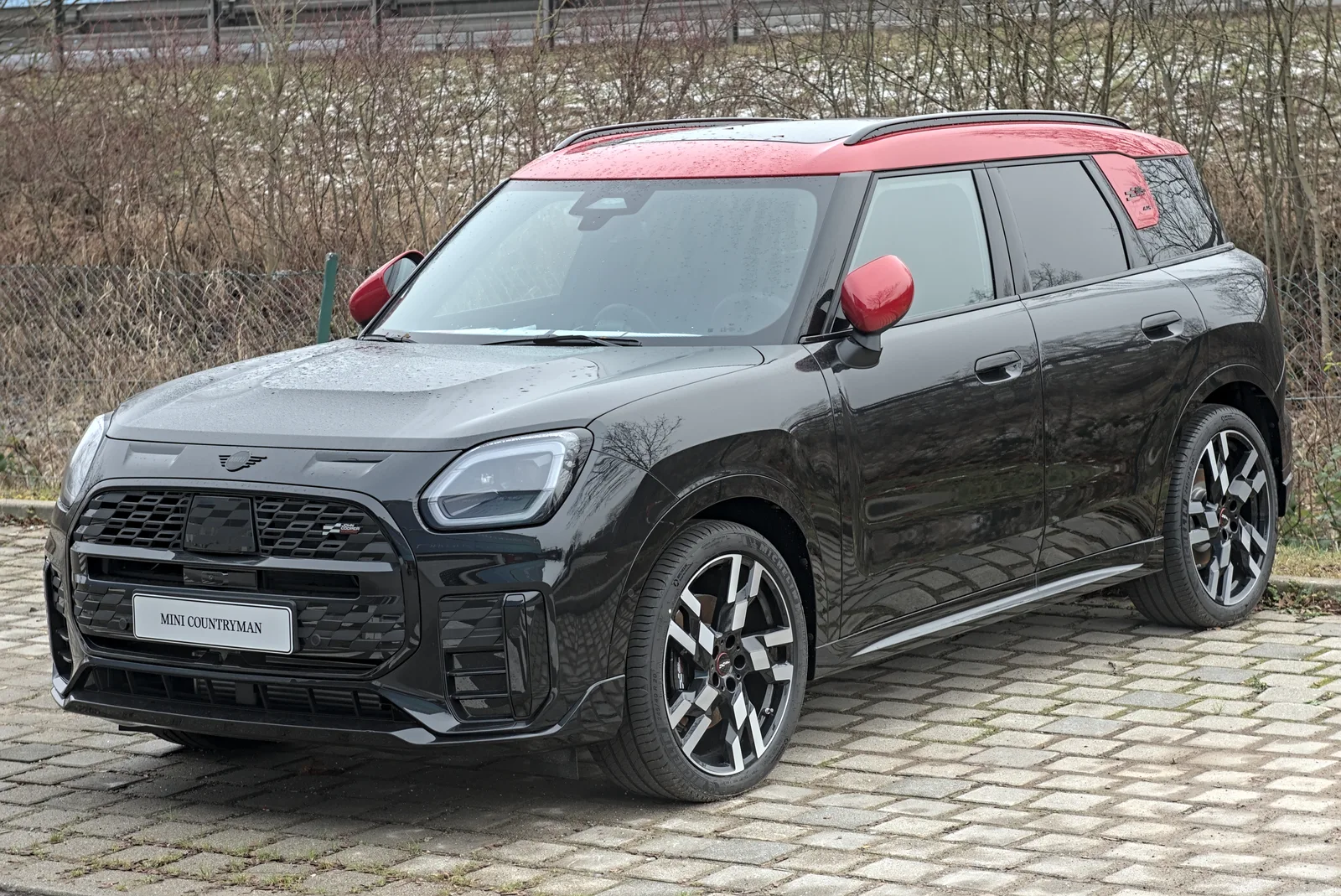 Mini Countryman JCW 2026 noir profil vue statique trois-quarts arrière