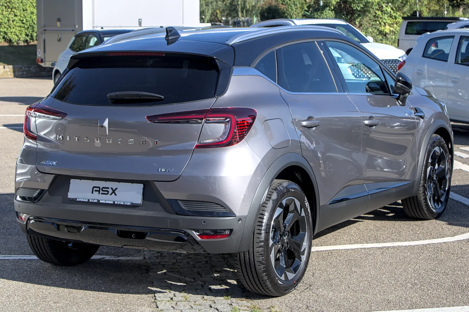 Mitsubishi ASX 2026 vue arrière SUV compact gris badge ASX et HEV visible sur le hayon