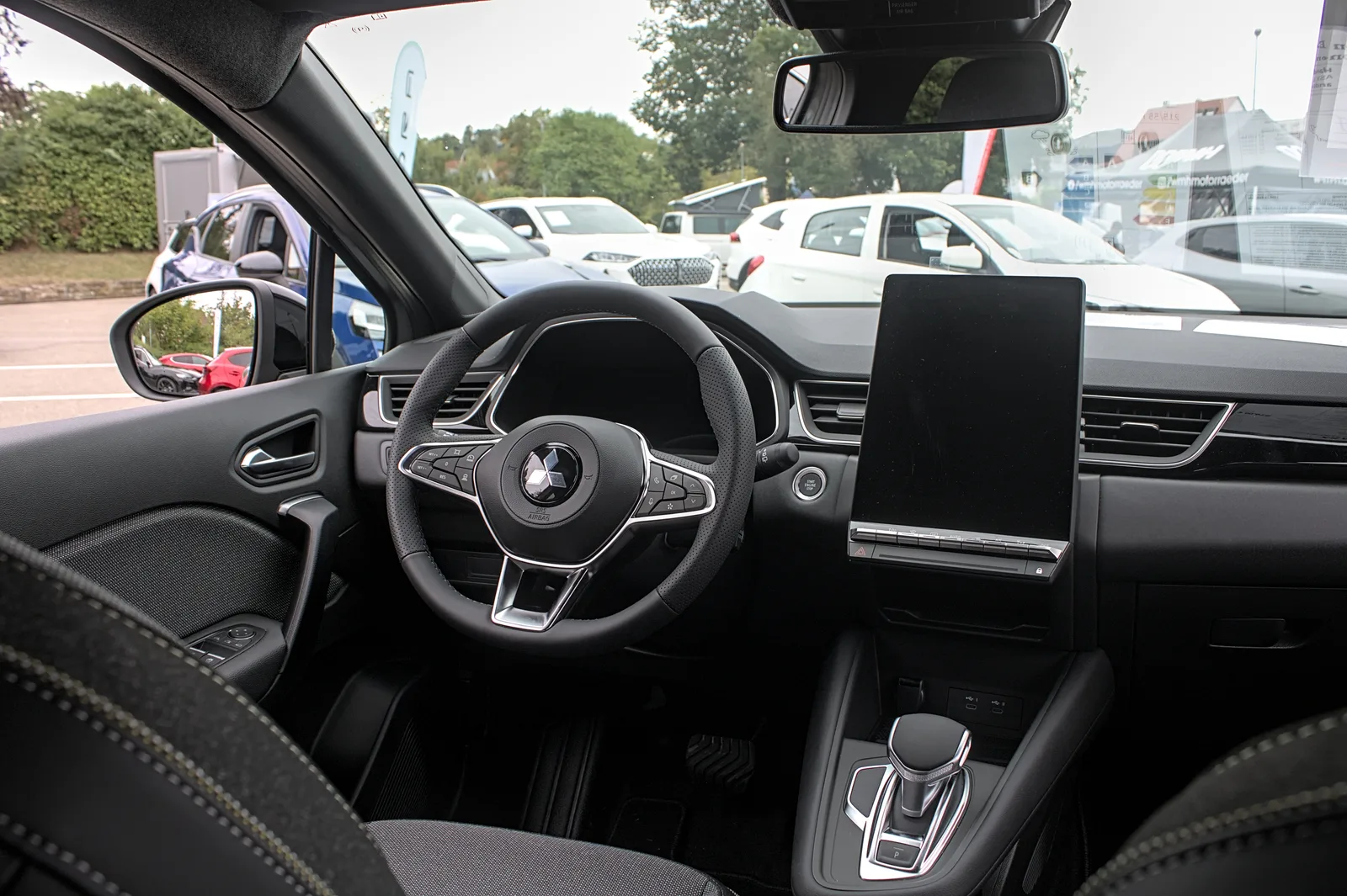 Mitsubishi ASX 2026 intérieur habitacle volant et écran central tactile