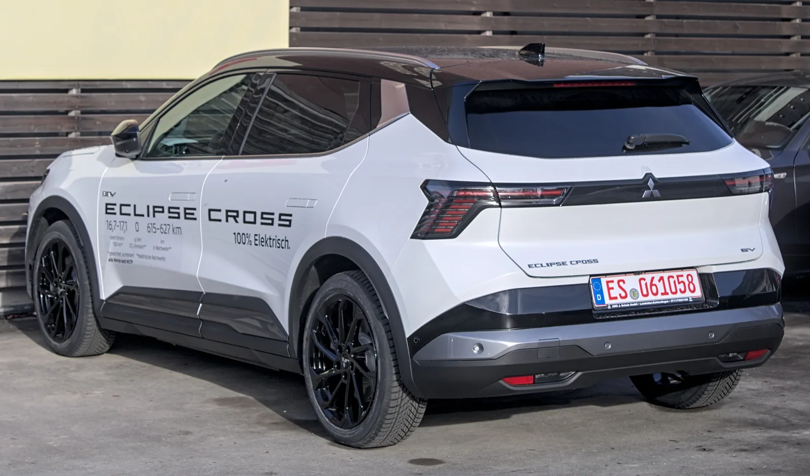 Mitsubishi Eclipse Cross électrique blanc à toit noir vu de trois quarts arrière, SUV électrique fabriqué à Douai