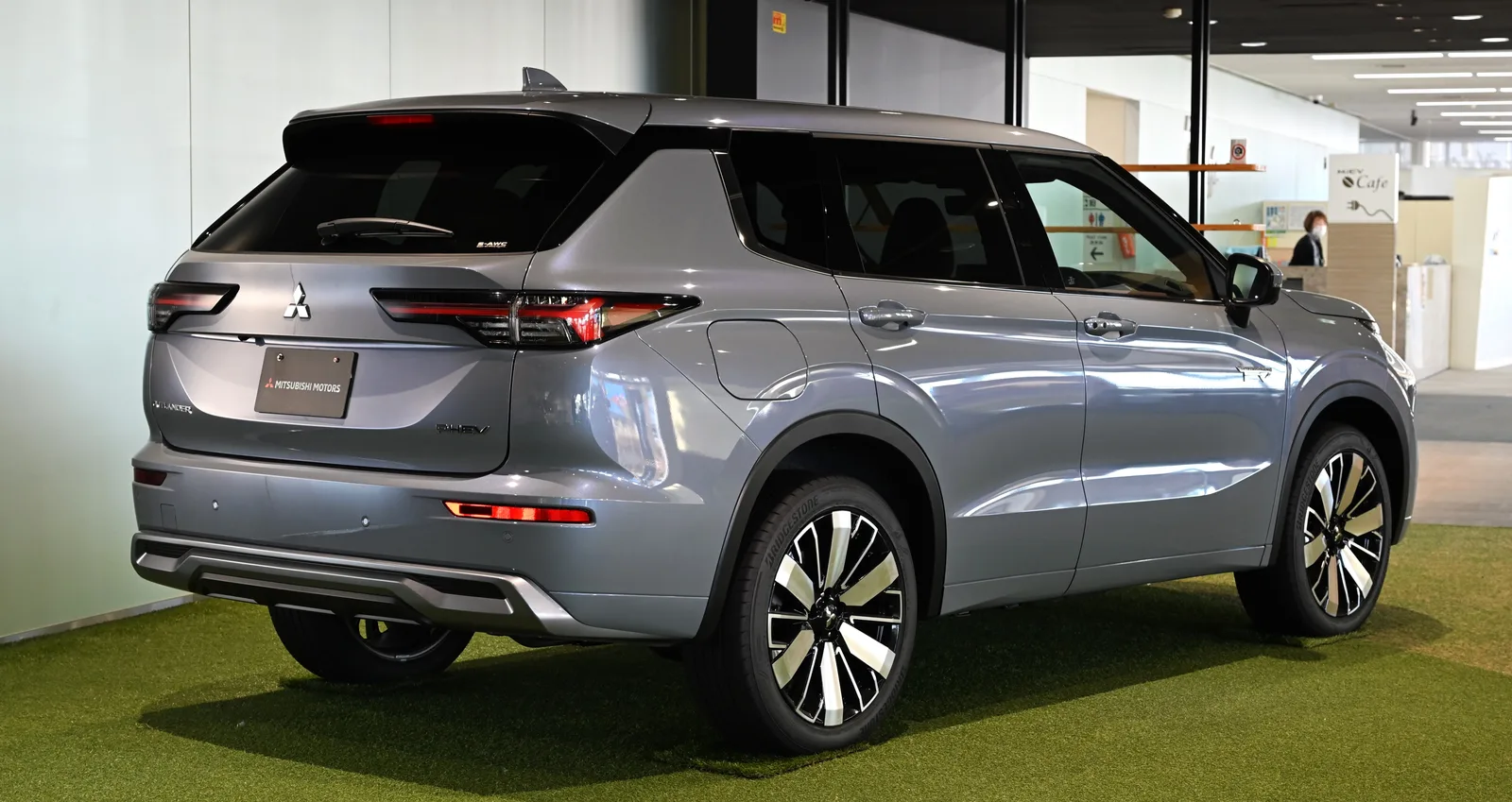 Mitsubishi Outlander 2026 extérieur arrière trois quarts gris jantes noires SUV showroom