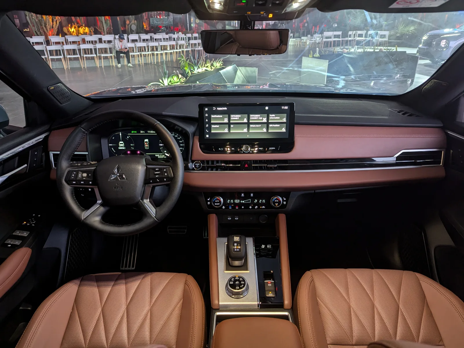 Mitsubishi Outlander 2026 intérieur tableau de bord cuir cognac écran tactile habitacle premium