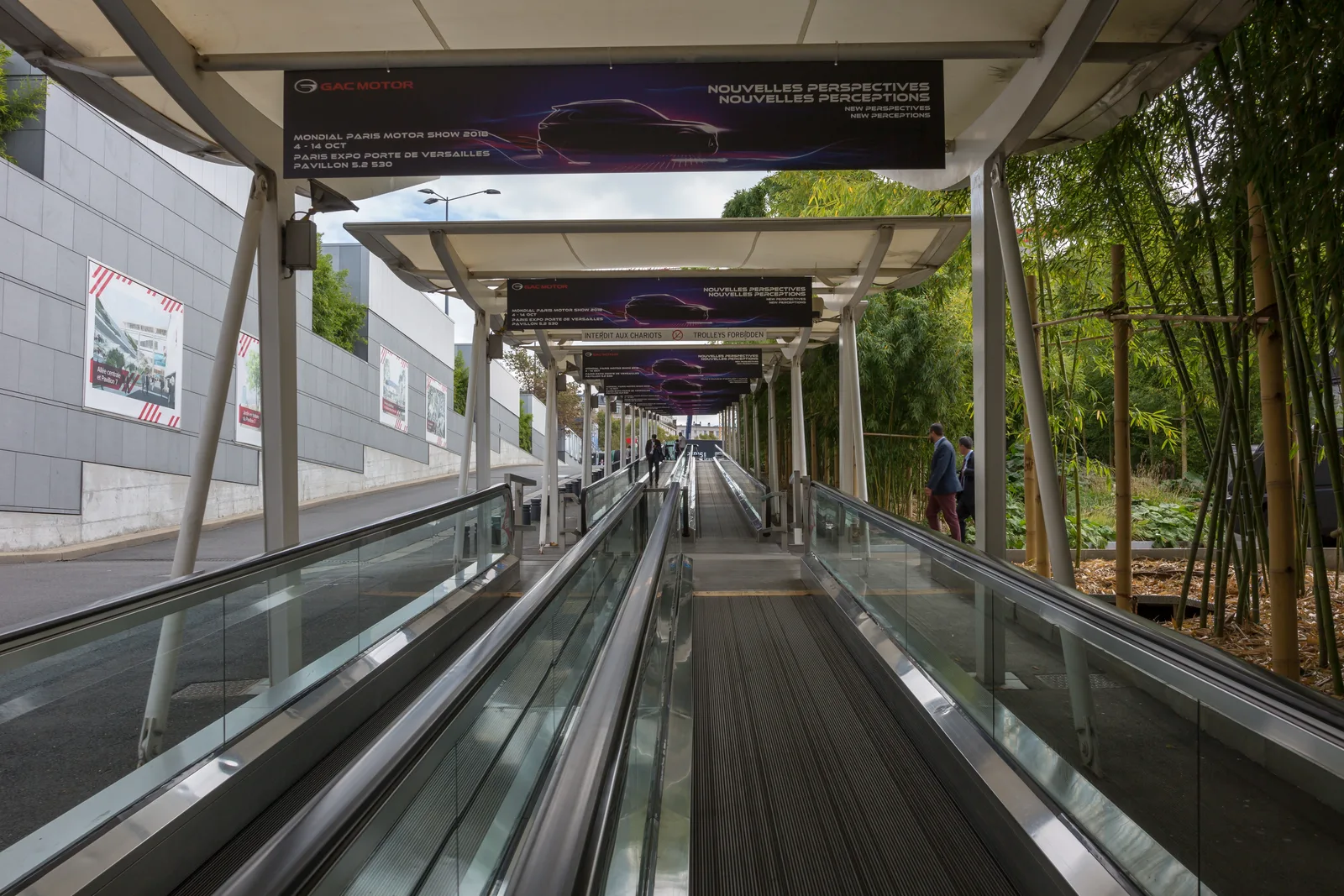 Accès à un hall du Mondial de l'Auto Paris avec signalétique du salon