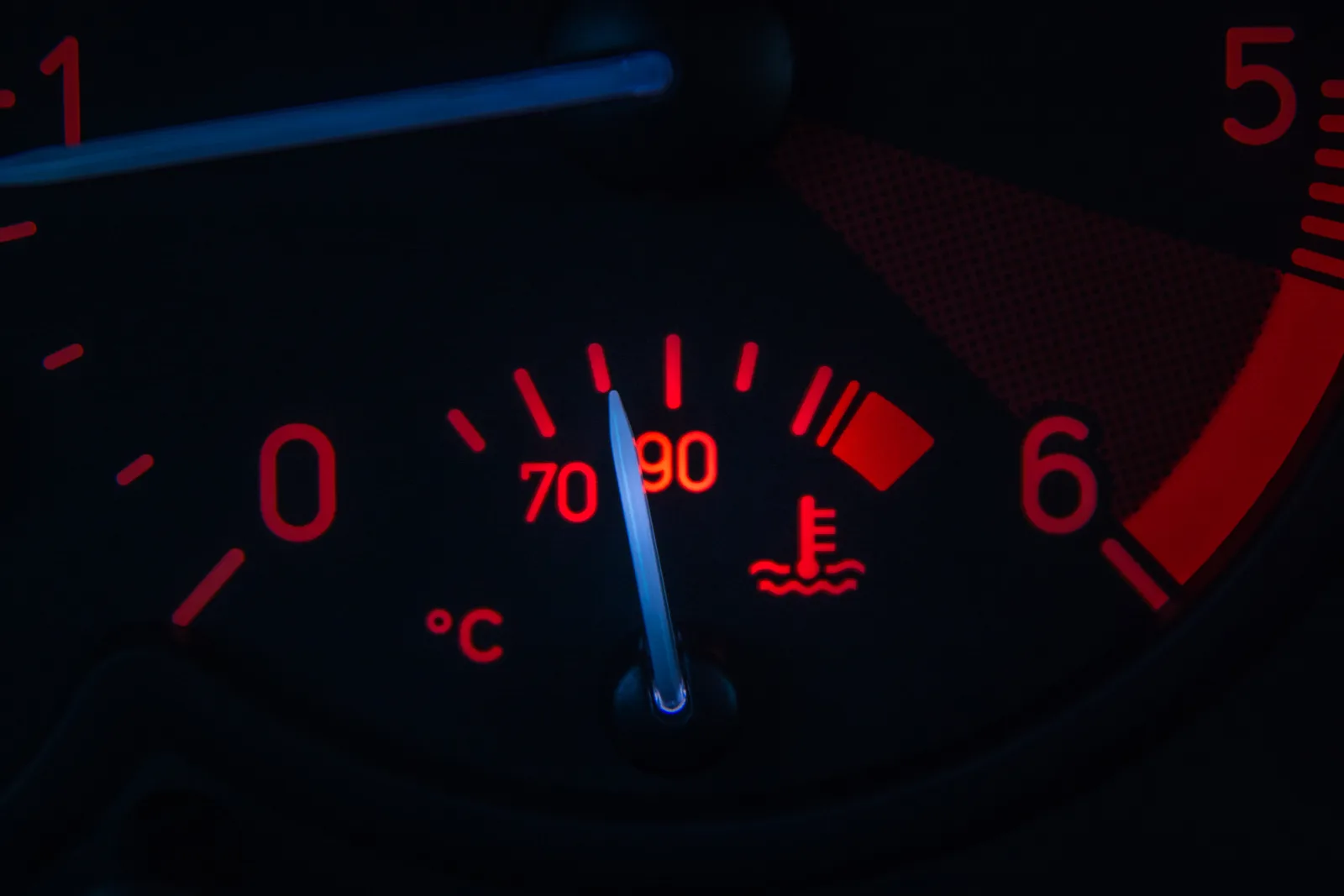Gros plan sur la jauge de température au tableau de bord, moteur chaud