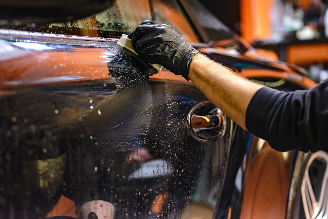 Détail du nettoyage intérieur d'un habitacle automobile — plastiques et surfaces 2026