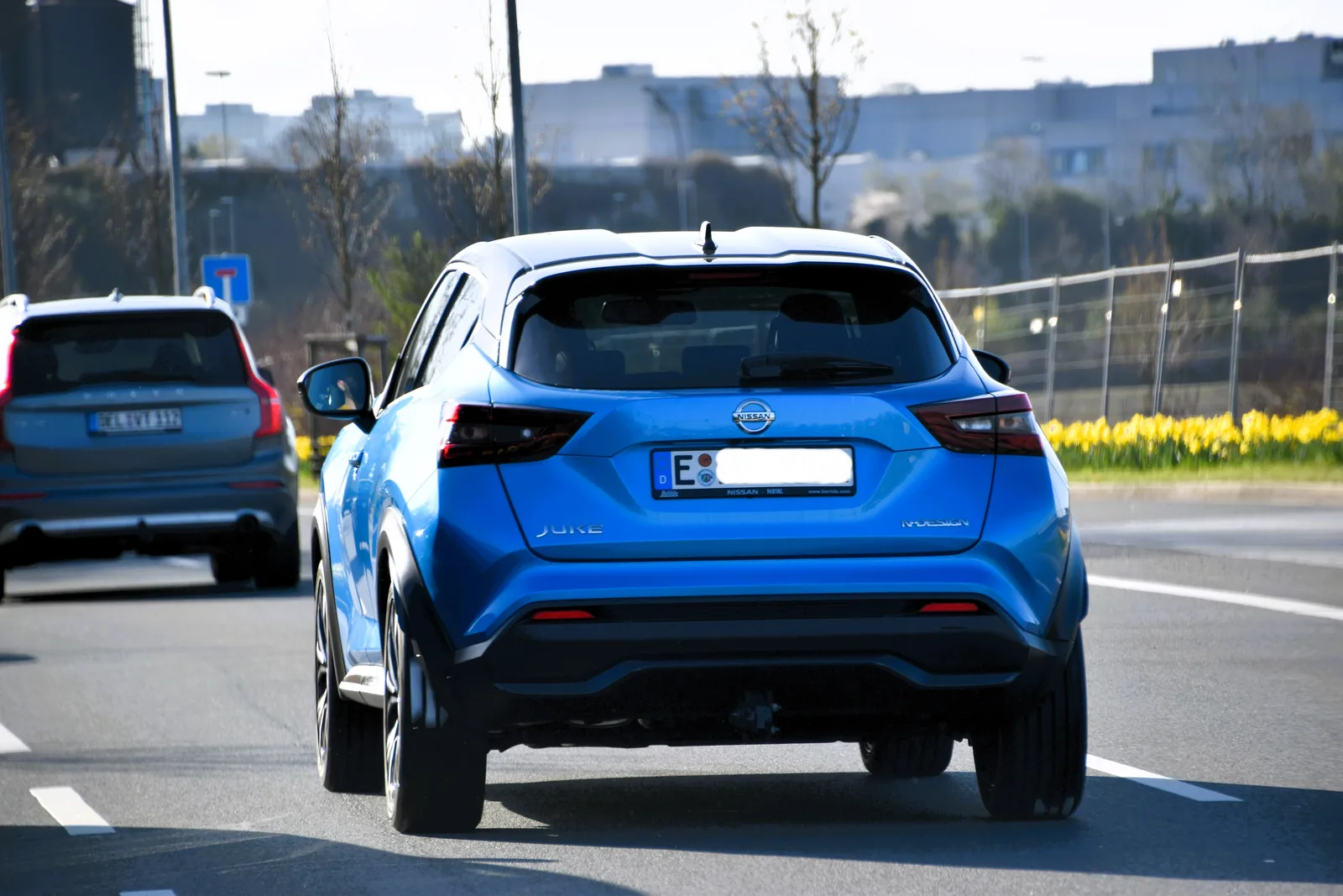 Nissan Juke 2026 vue arrière en mouvement sur route DIG-T bleu