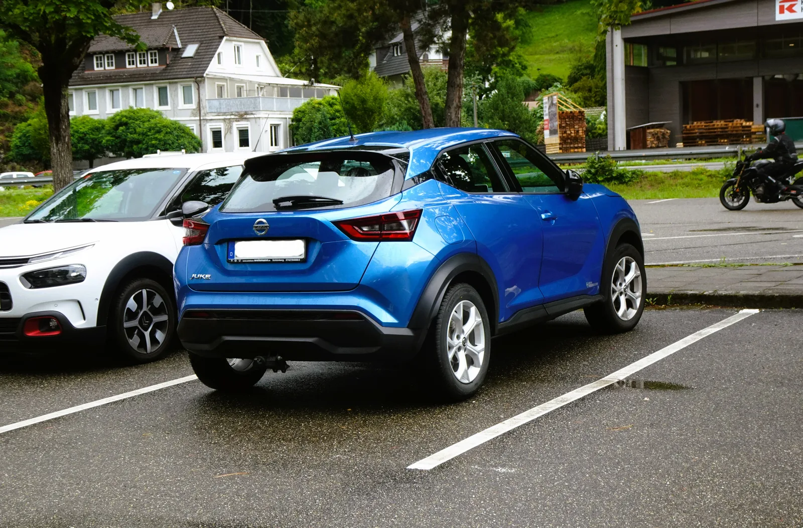 Nissan Juke 2026 vue arrière en stationnement bleu second génération