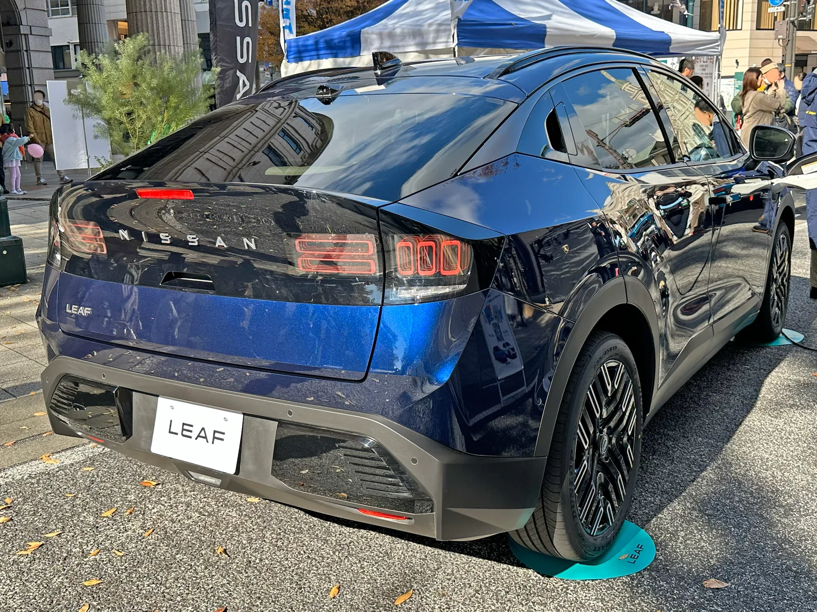Nissan Leaf 2026 vue arrière trois quarts crossover électrique signature lumineuse
