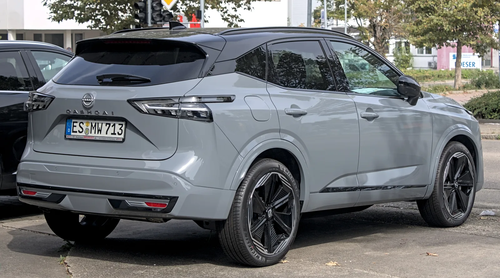 Nissan Qashqai 2026 gris — vue arrière 3/4, ligne de toit et feux LED