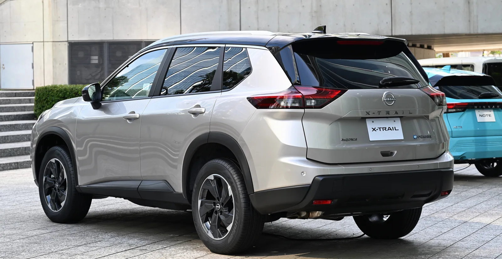 Nissan X-Trail 2026 vue arrière SUV hybride gris badge e-POWER et X-TRAIL visible