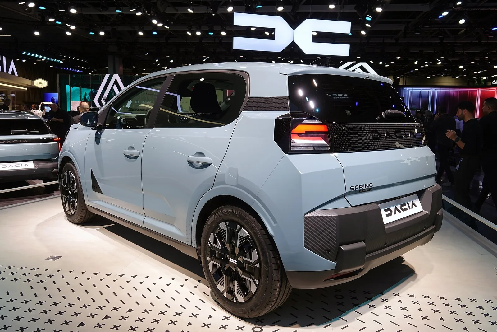 Nouvelle Dacia Spring 2026 gris clair vue de trois quarts arrière au Mondial de l'Auto de Paris