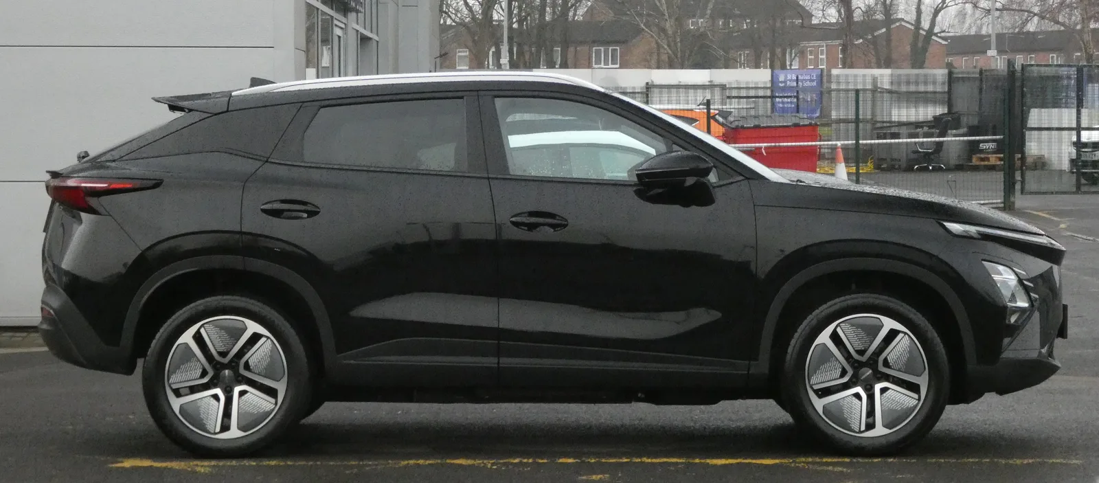 Omoda 5 2026 vue de profil sur route SUV compact finition Premium