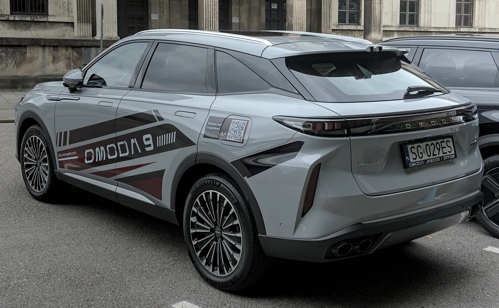 Omoda 9 2026 vue extérieure SUV hybride rechargeable gris exposé au salon IAA Mobility