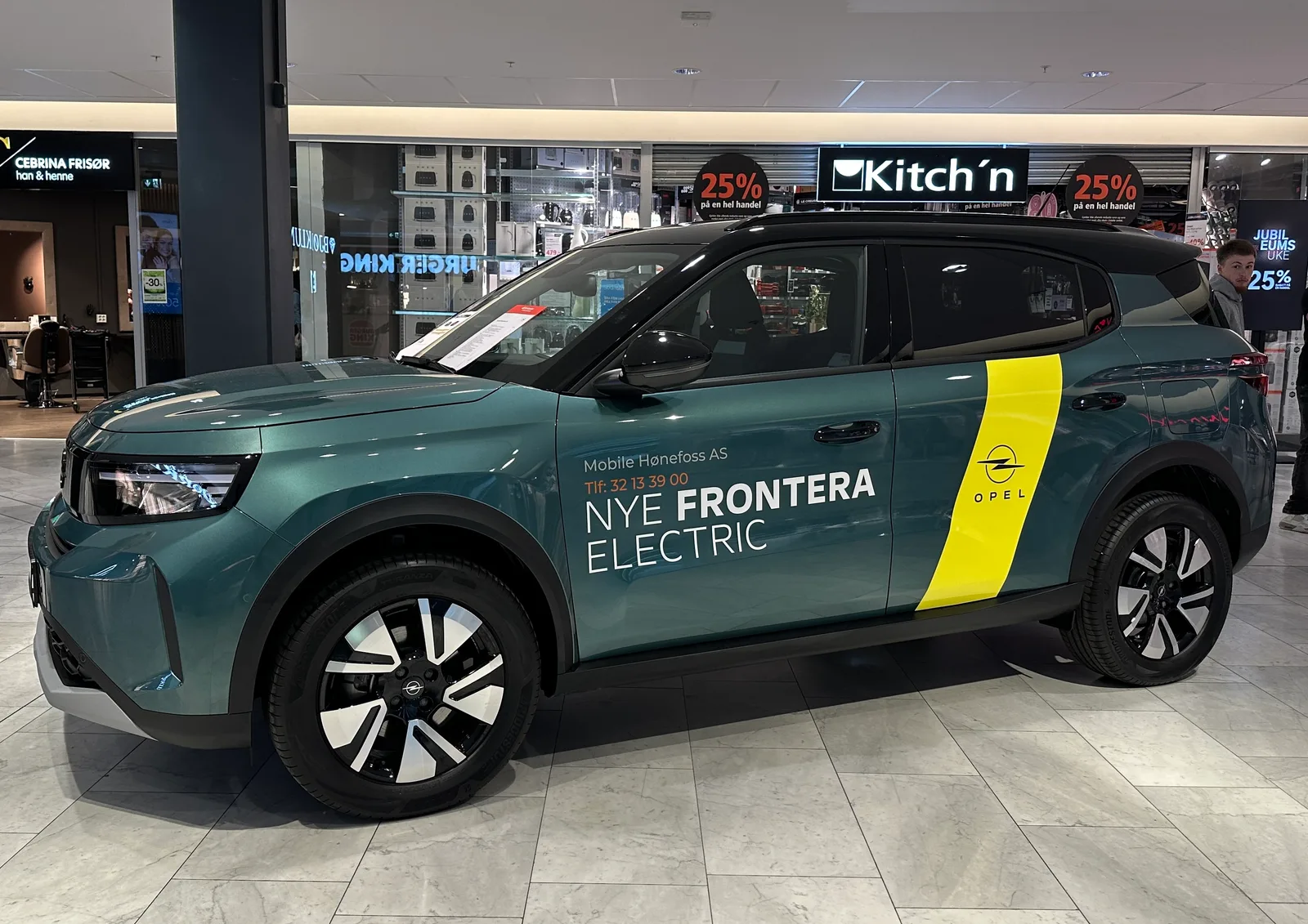 Opel Frontera 2026 vue de profil vert foncé exterieur centre commercial jantes bicolores