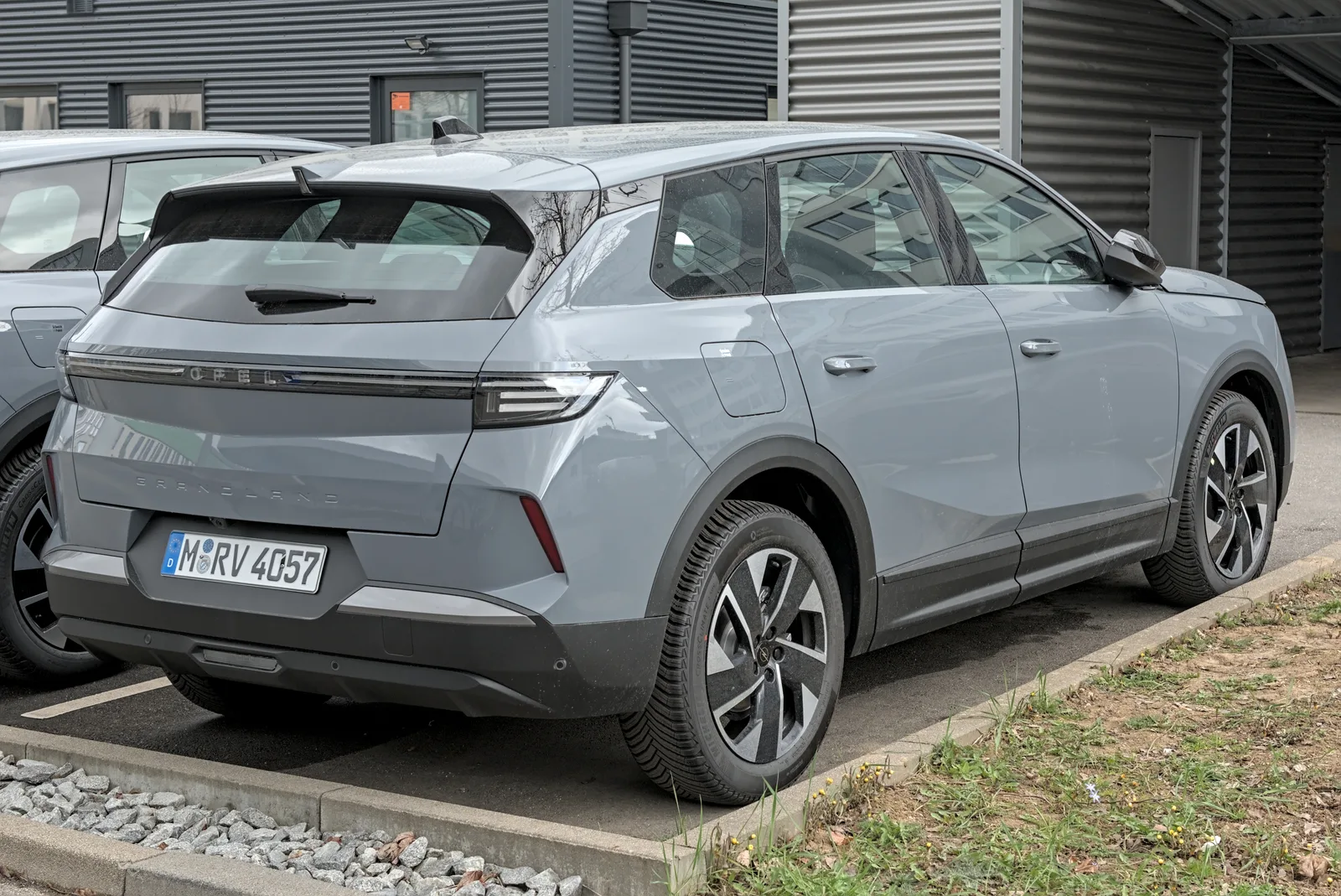 Opel Grandland 2026 profil vue côté gris route silhouette élancée feux signature LED