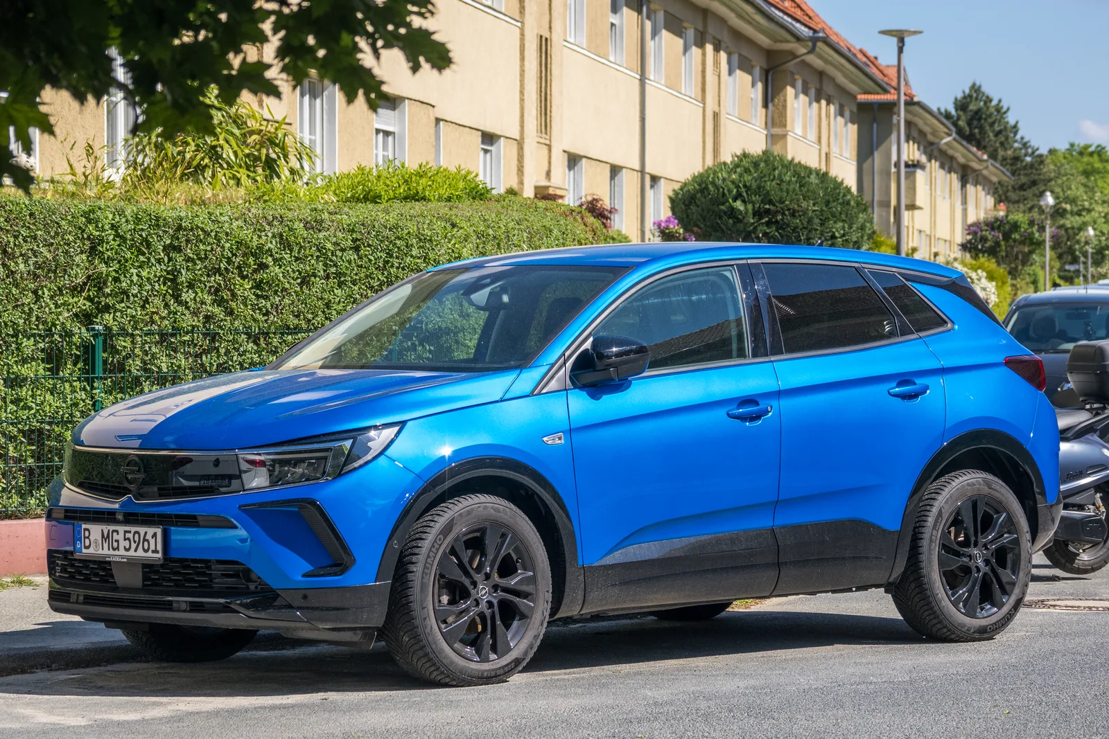 Opel Grandland 2026 stationnement vue côté 2026 Berlin rue SUV compact électrique