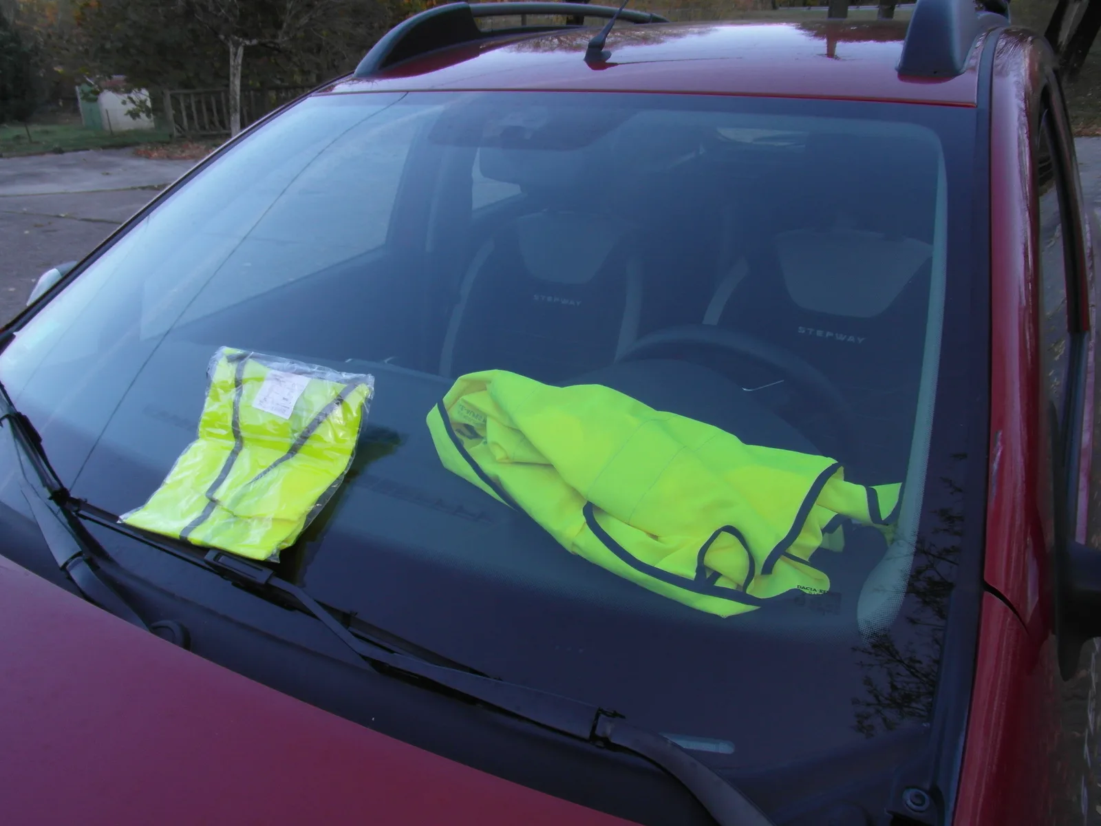 Voiture stationnée vue de face avec un pare-brise propre après remplacement en atelier