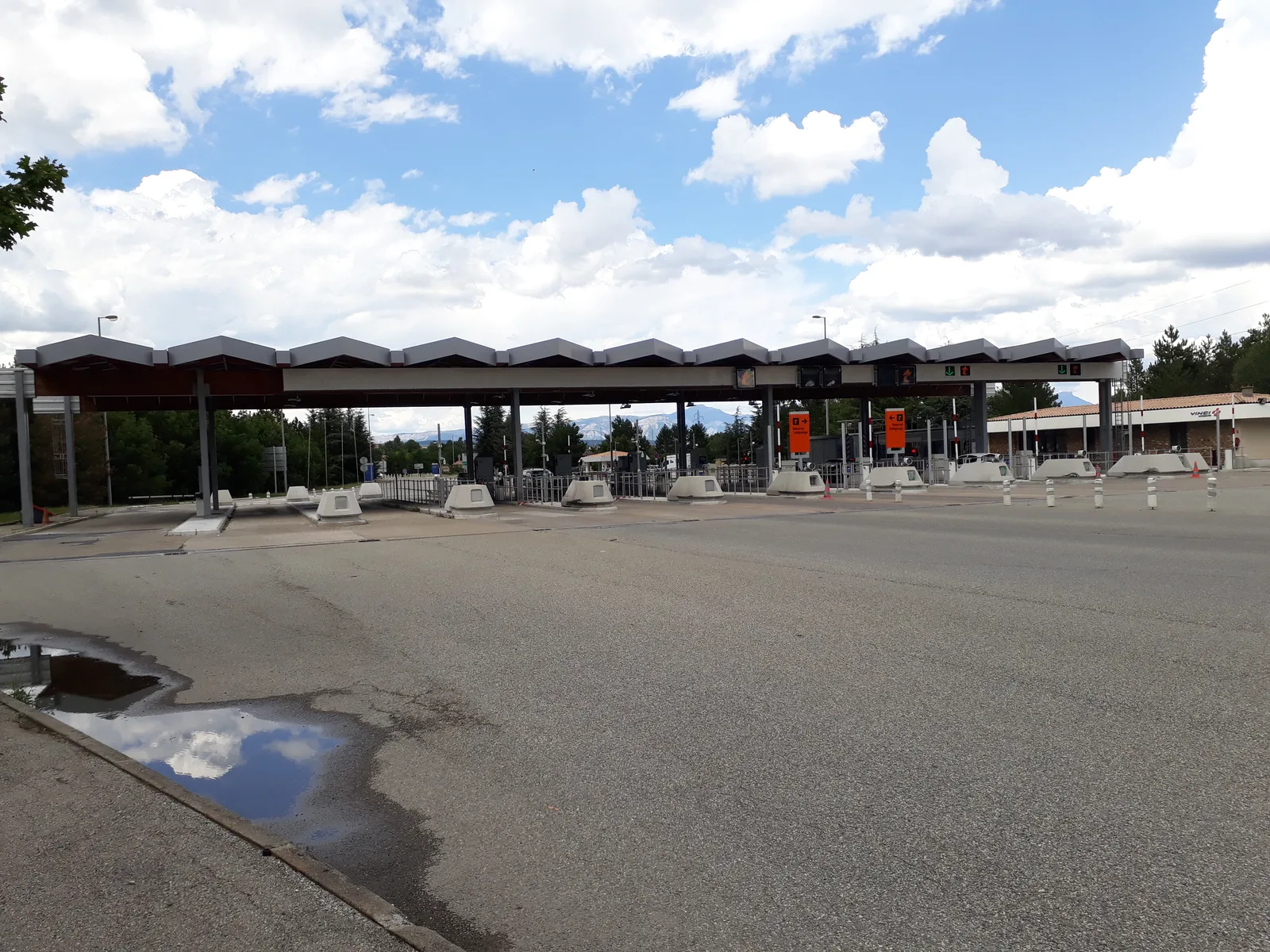 Plaza de péage sur l'autoroute A51 dans le sud de la France — voies de péage avec signalétique Liber-t